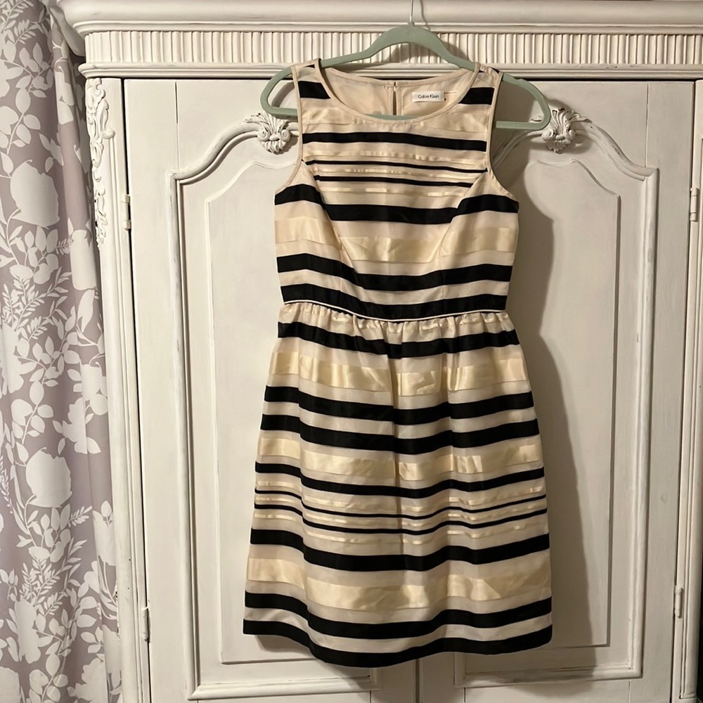 Calvin Klein size 6 black and cream sleeveless dress